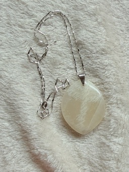 Pendentif pierre plate forme libre pierre de lune beige AA