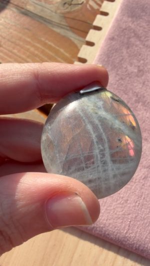 Pendentif pierre plate ovale labradorite violette AA+