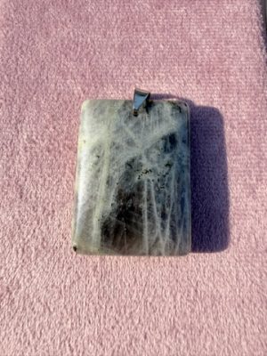 Pendentif pierre plate rectangle labradorite violette AA+